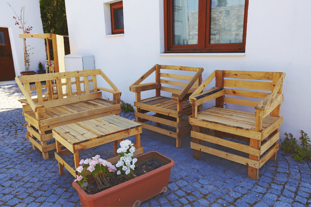 Build your own outdoor wooden pallet furniture, like chairs and coffee tables